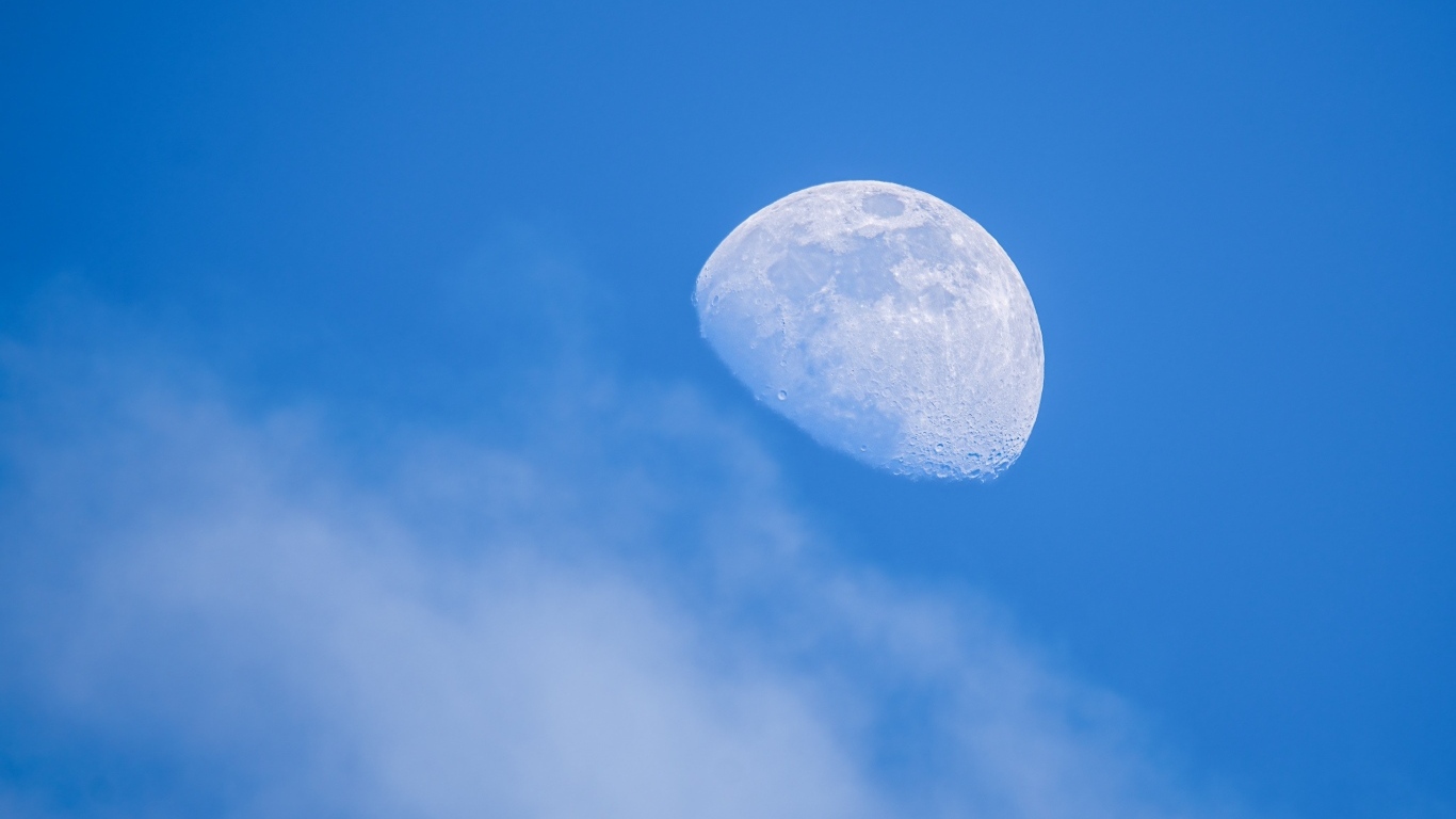 Большая белая луна в голубом небе