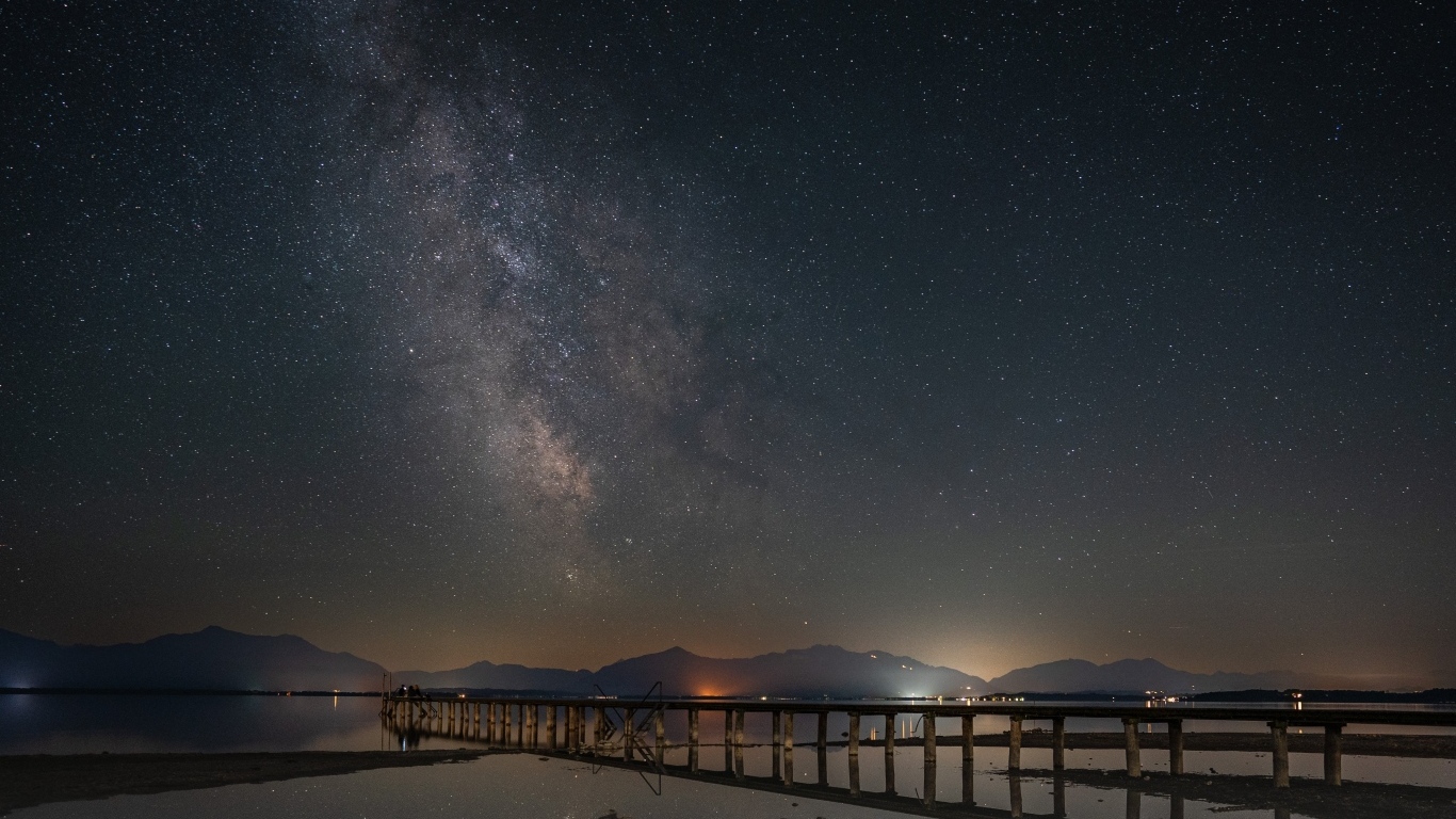 Млечный путь в небе над ночным фьордом