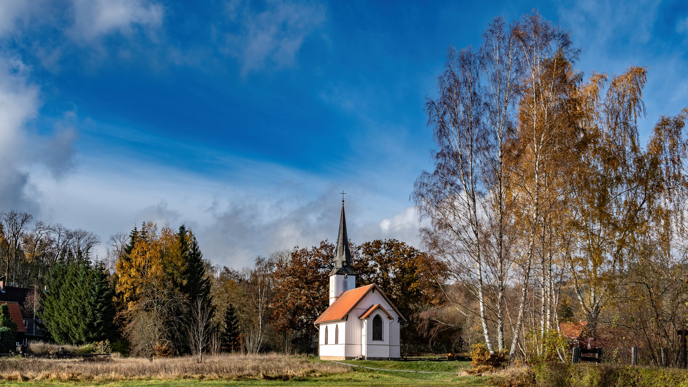 Старая часовня в парке под красивым голубым небом