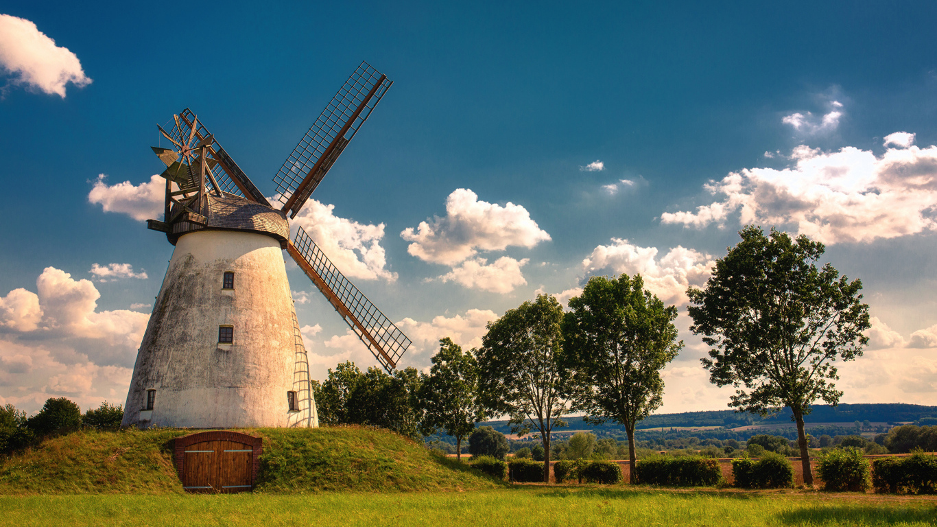 Старая мельница с зелеными деревьями