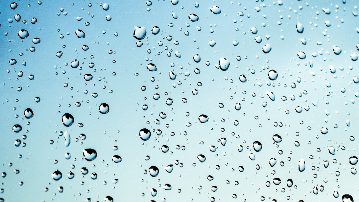 Капли дождя на голубом стекле