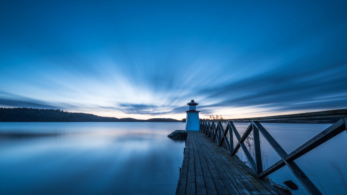 Деревянный причал на фоне красивого неба