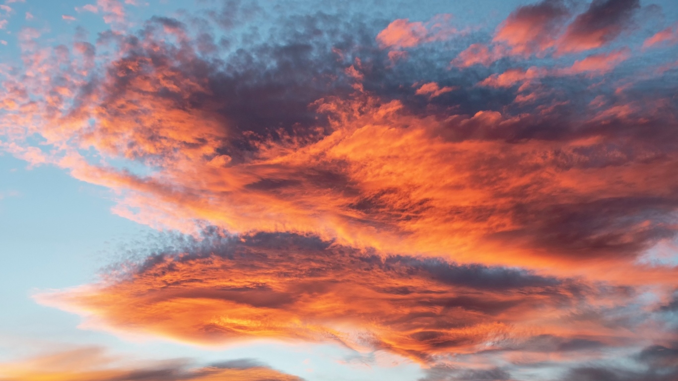 Красные облака в голубом небе