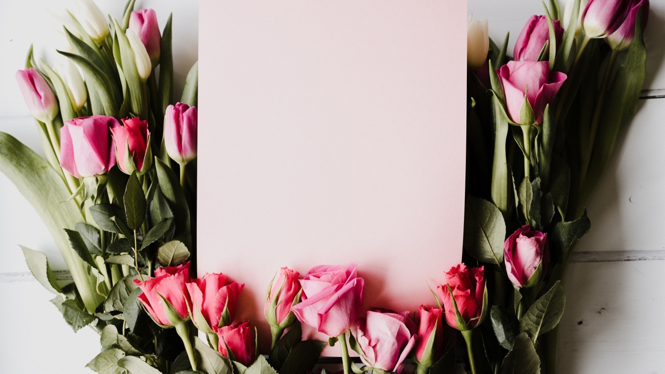 Красивый букет роз с тюльпанами и листом бумаги