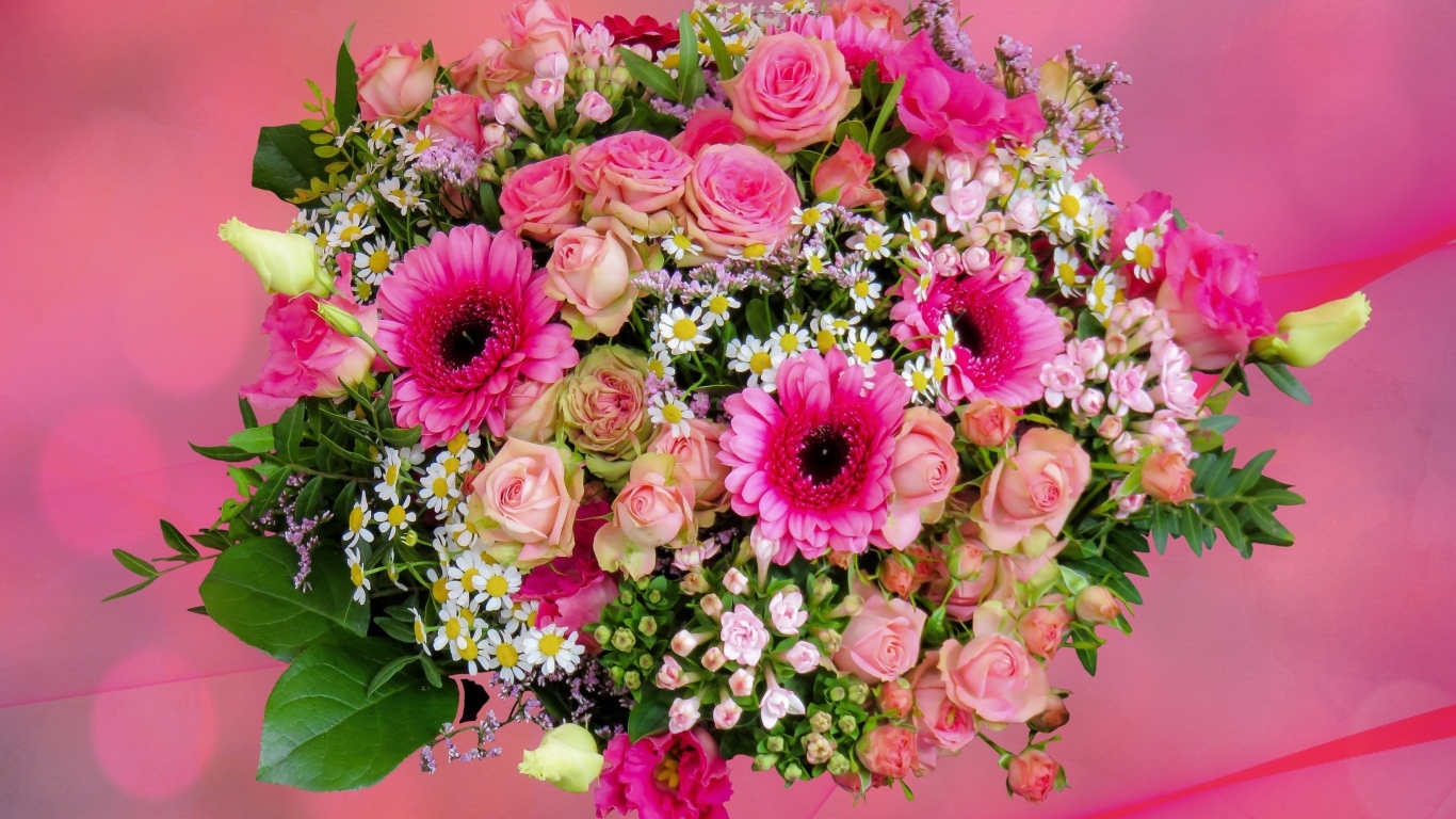 Красивый праздничный букет на розовом фоне