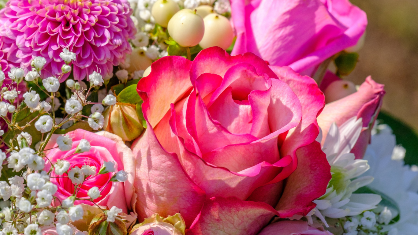 Букет красивых разных розовых цветов