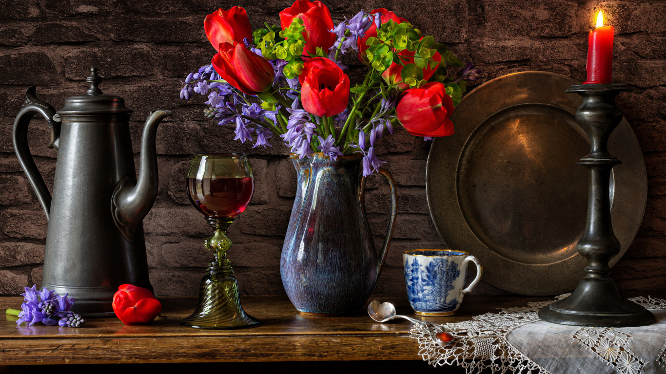 Букет цветов на столе со свечой и вином