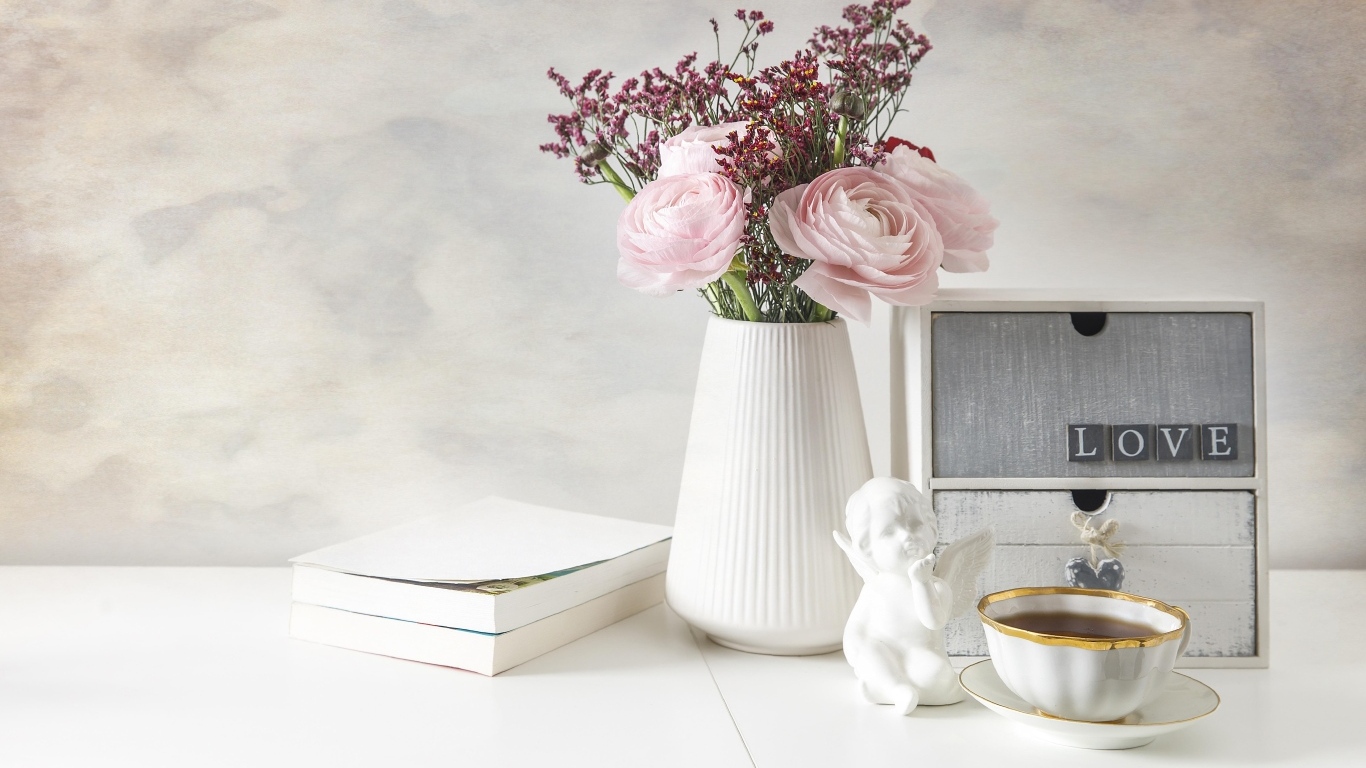 Букет розовых лютиков в вазе на столе