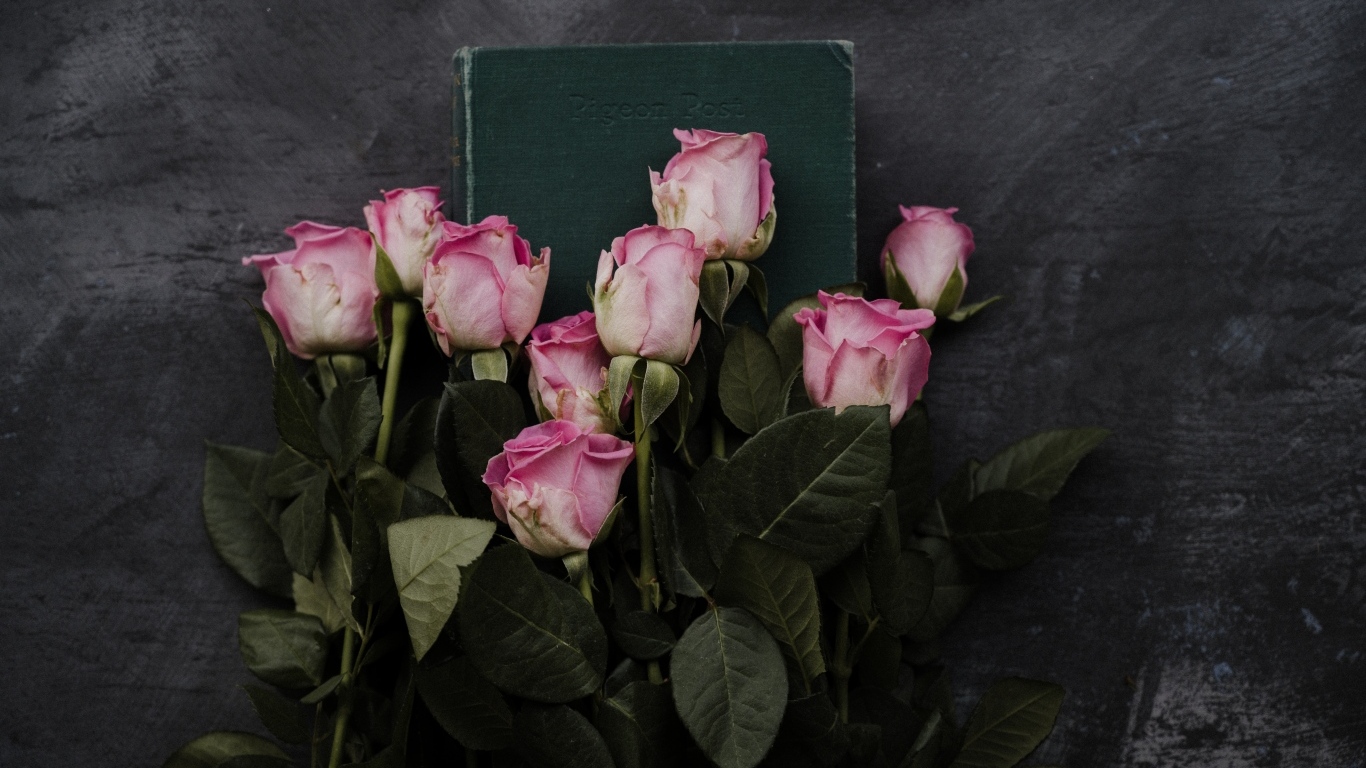 Букет розовых роз с книгой на сером столе