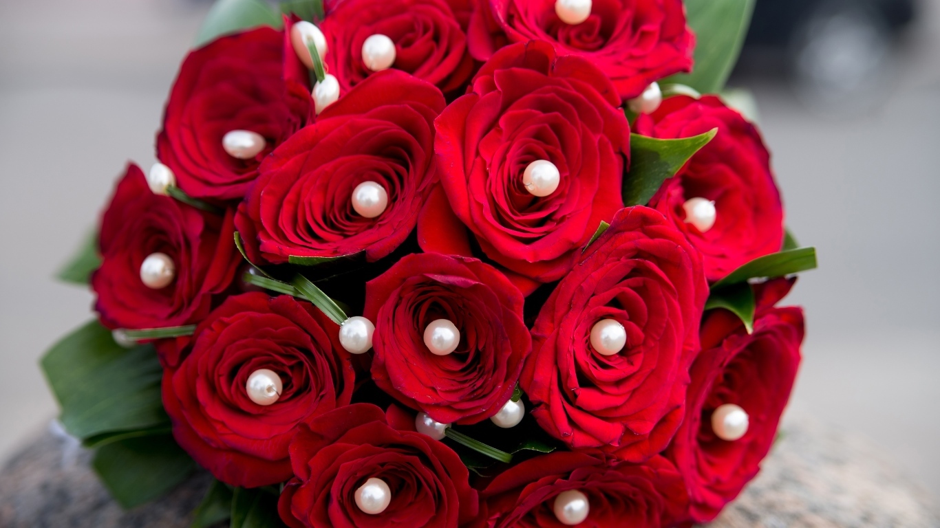 Букет красных роз с жемчугом