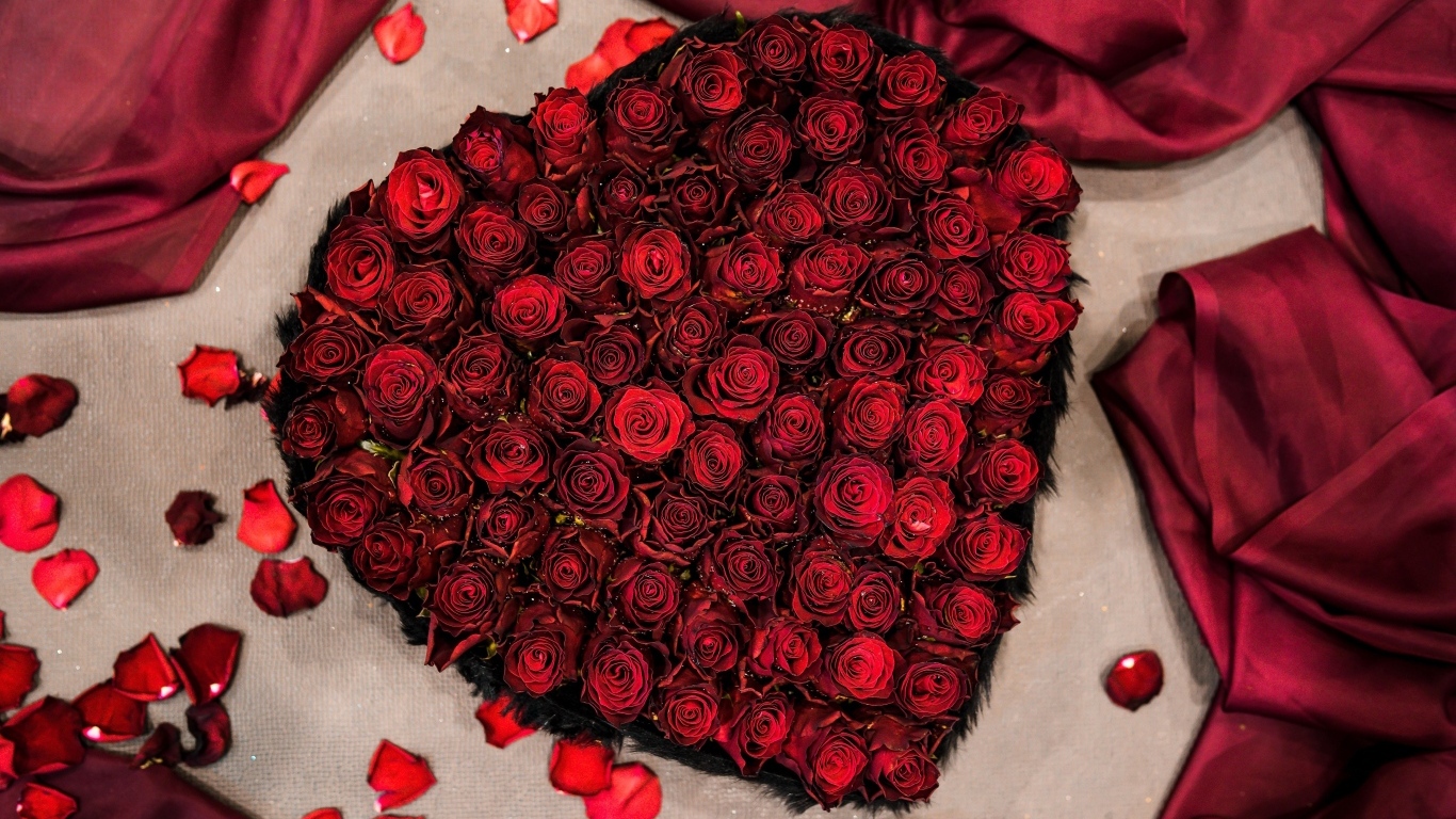 Сердце из красных роз на постели
