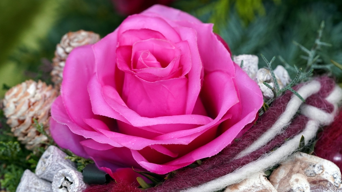 Розовая искусственная роза с декором