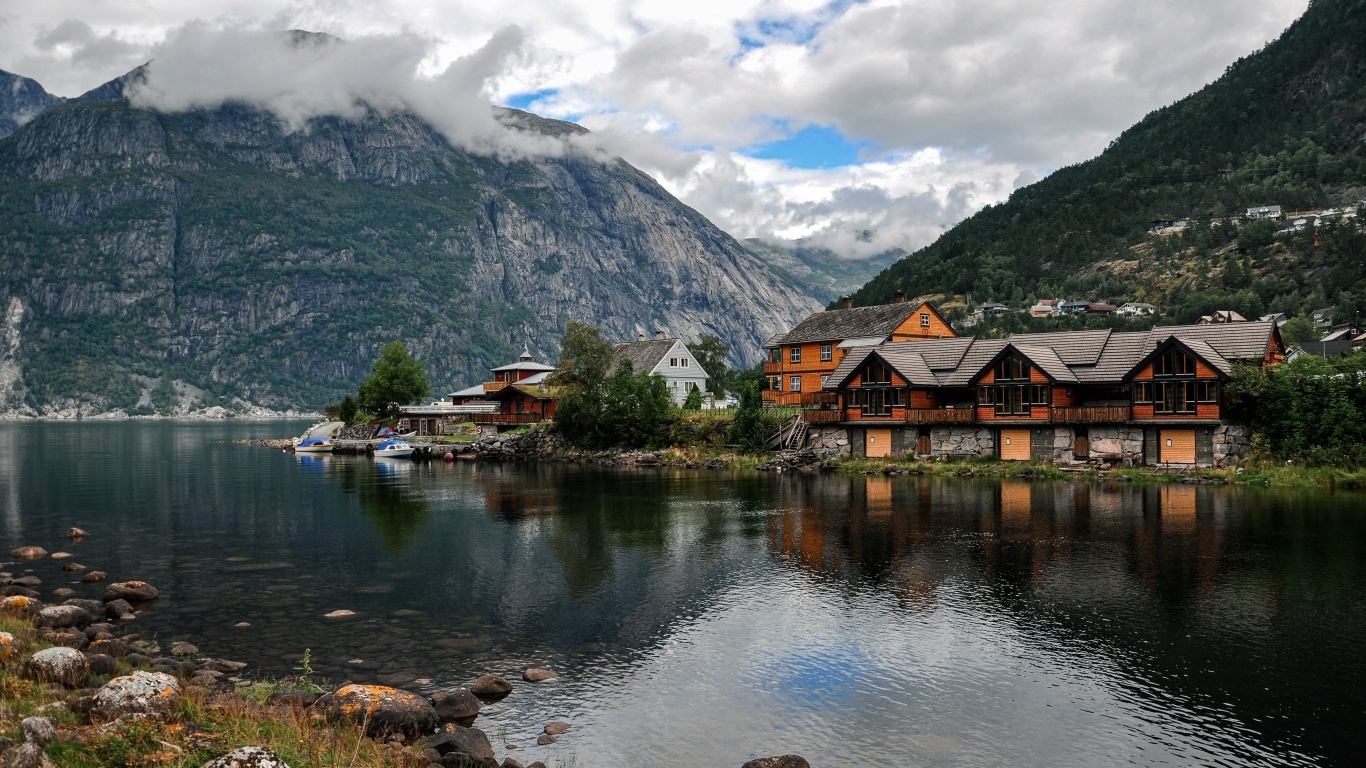 Красивые дома у горного озера под красивым небом