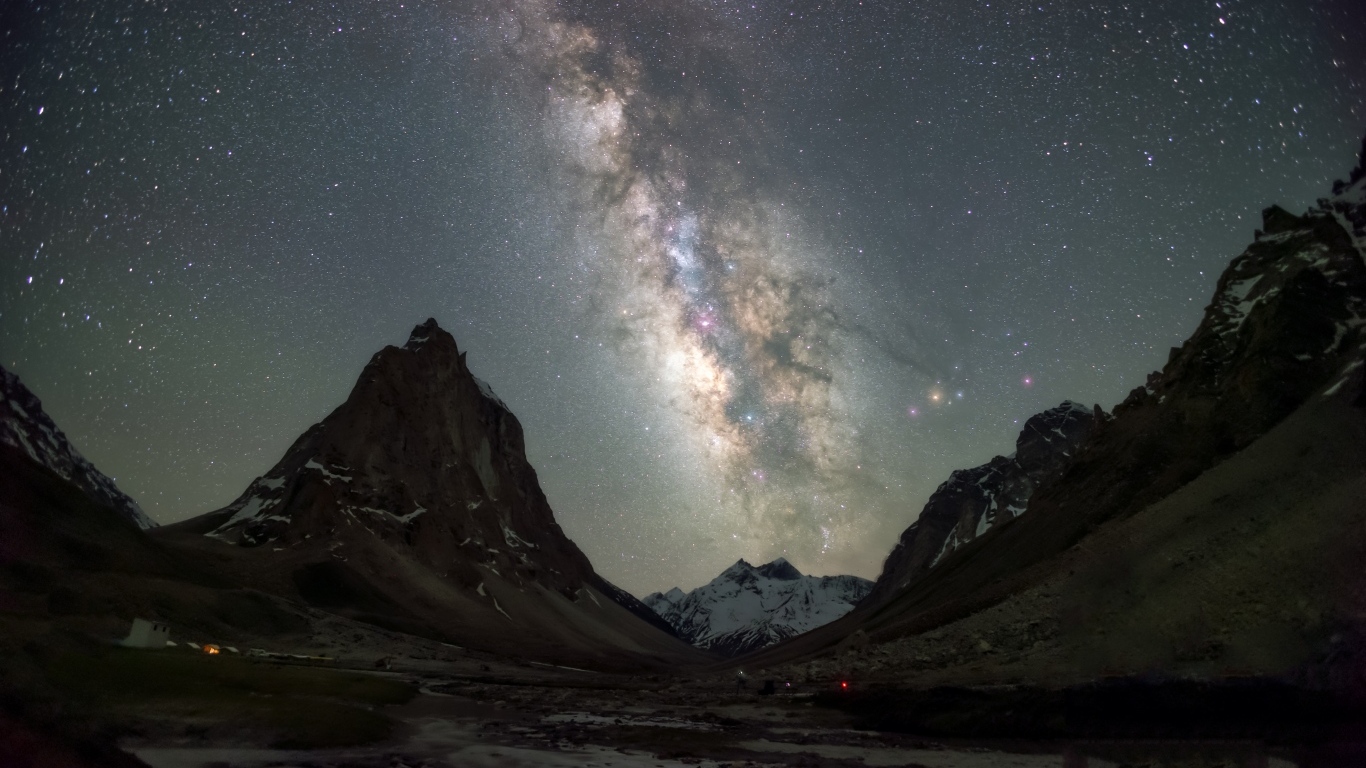 Красивый млечный путь в звездном небе над горами