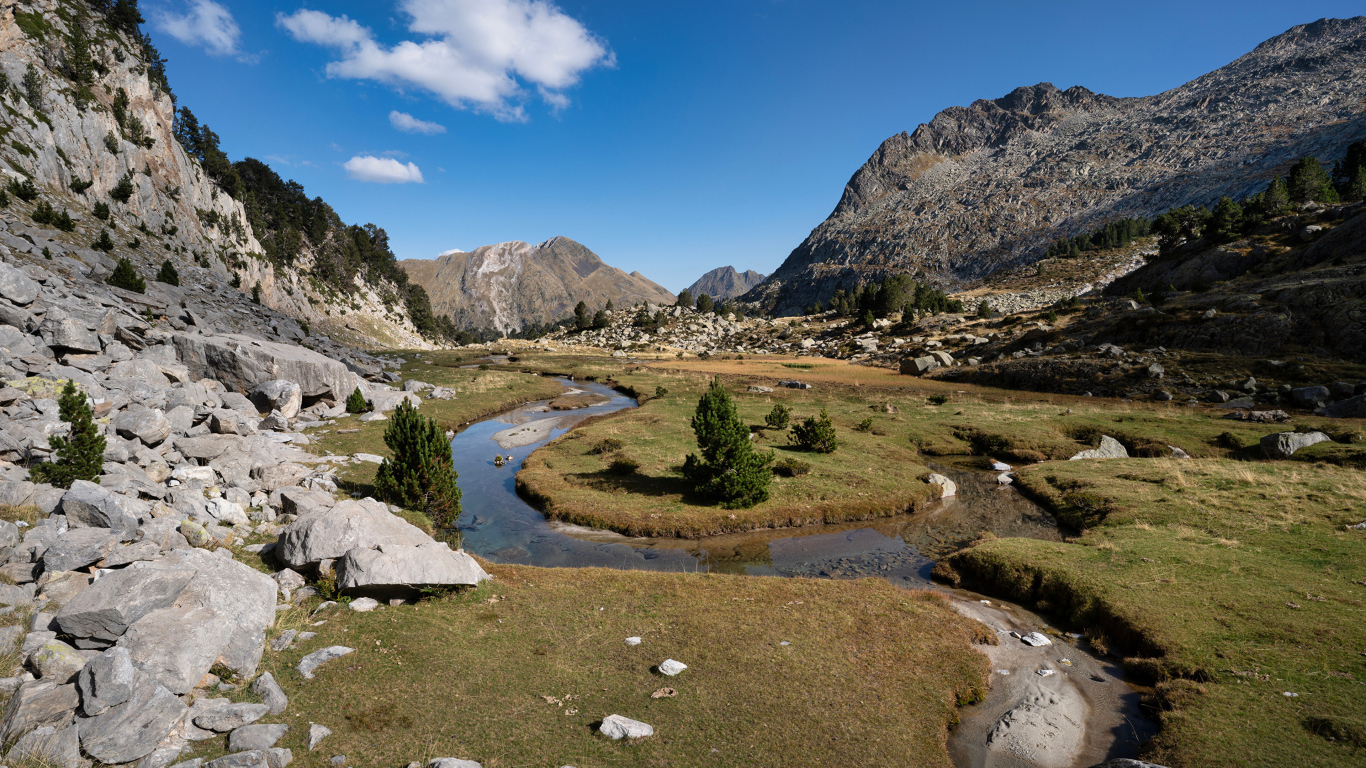 Узкая извилистая речка в горах
