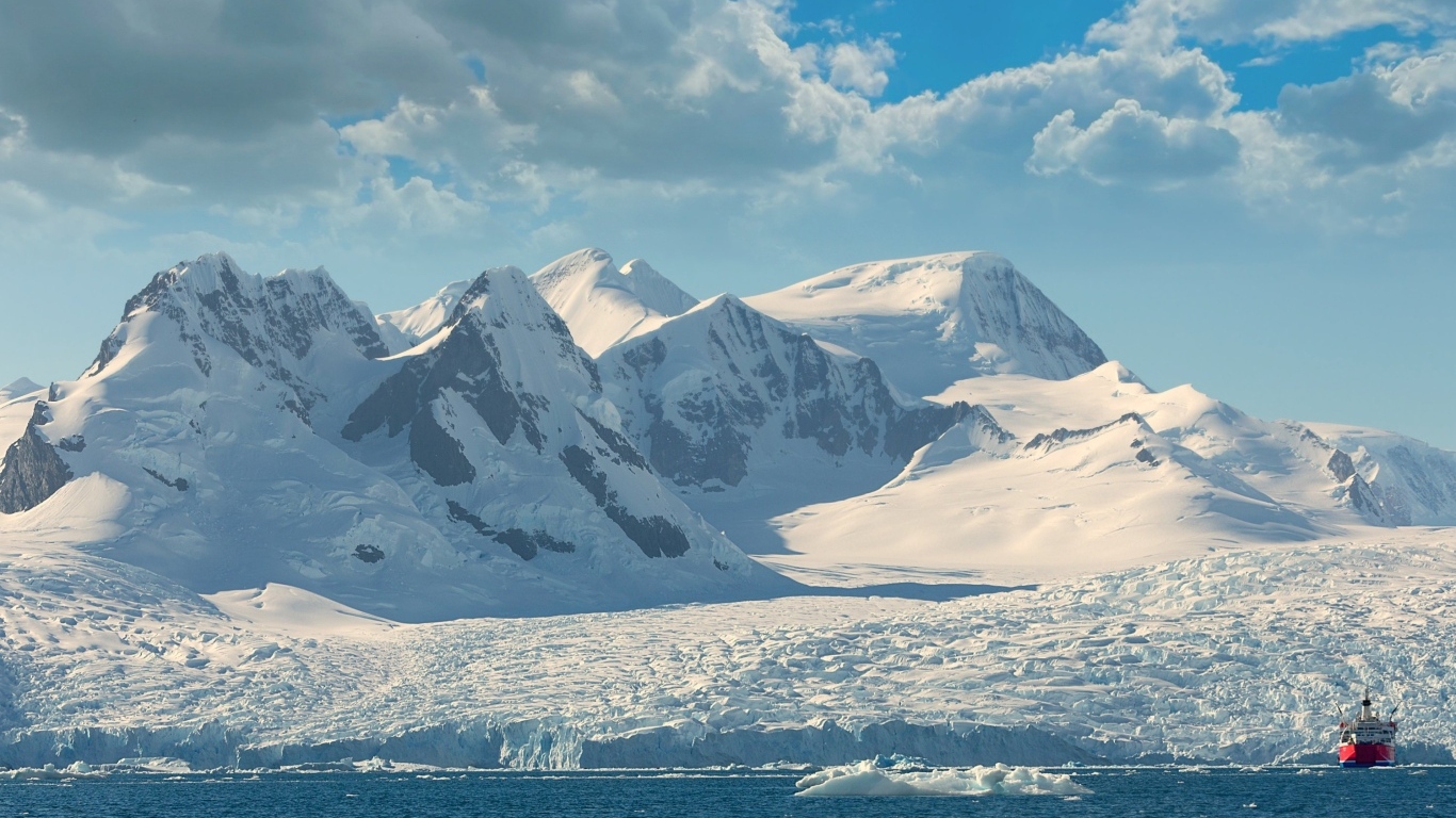 Заснеженные горы на берегу Арктики