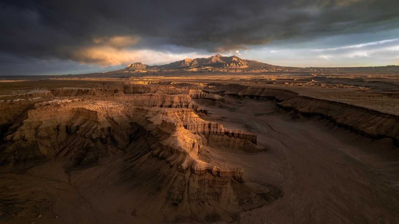 Вид на каньон под грозовым небом
