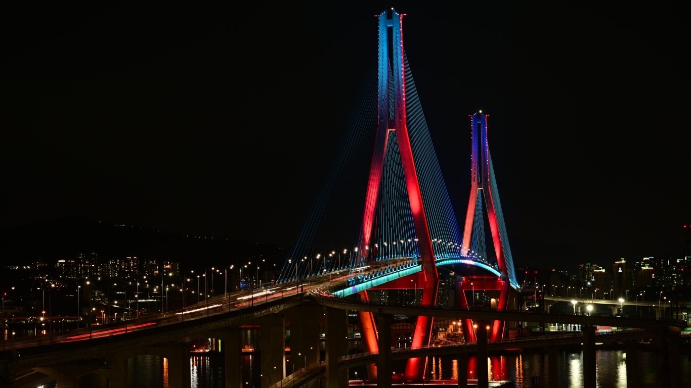 Красивый большой мост через реку