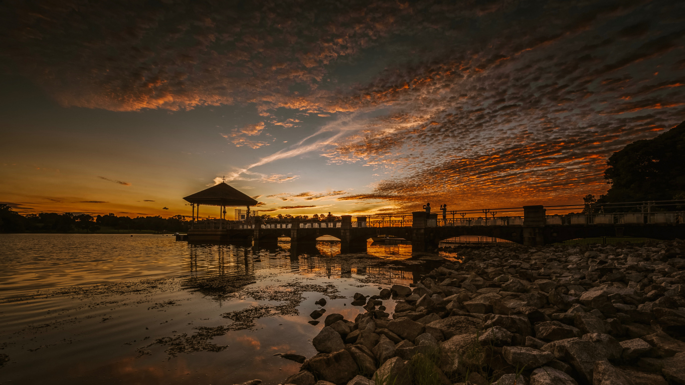 Красивый мост у реки на закате солнца