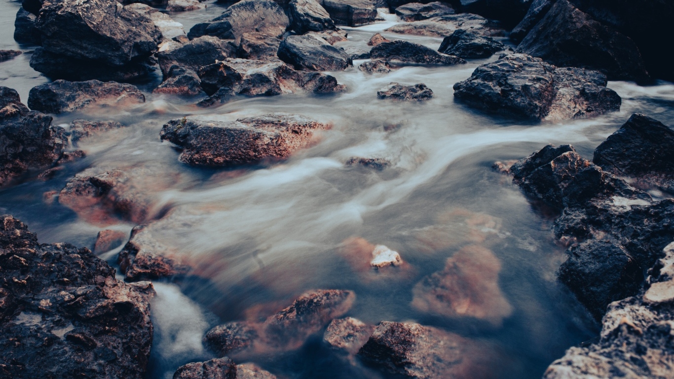 Много камней в быстрой горной реке