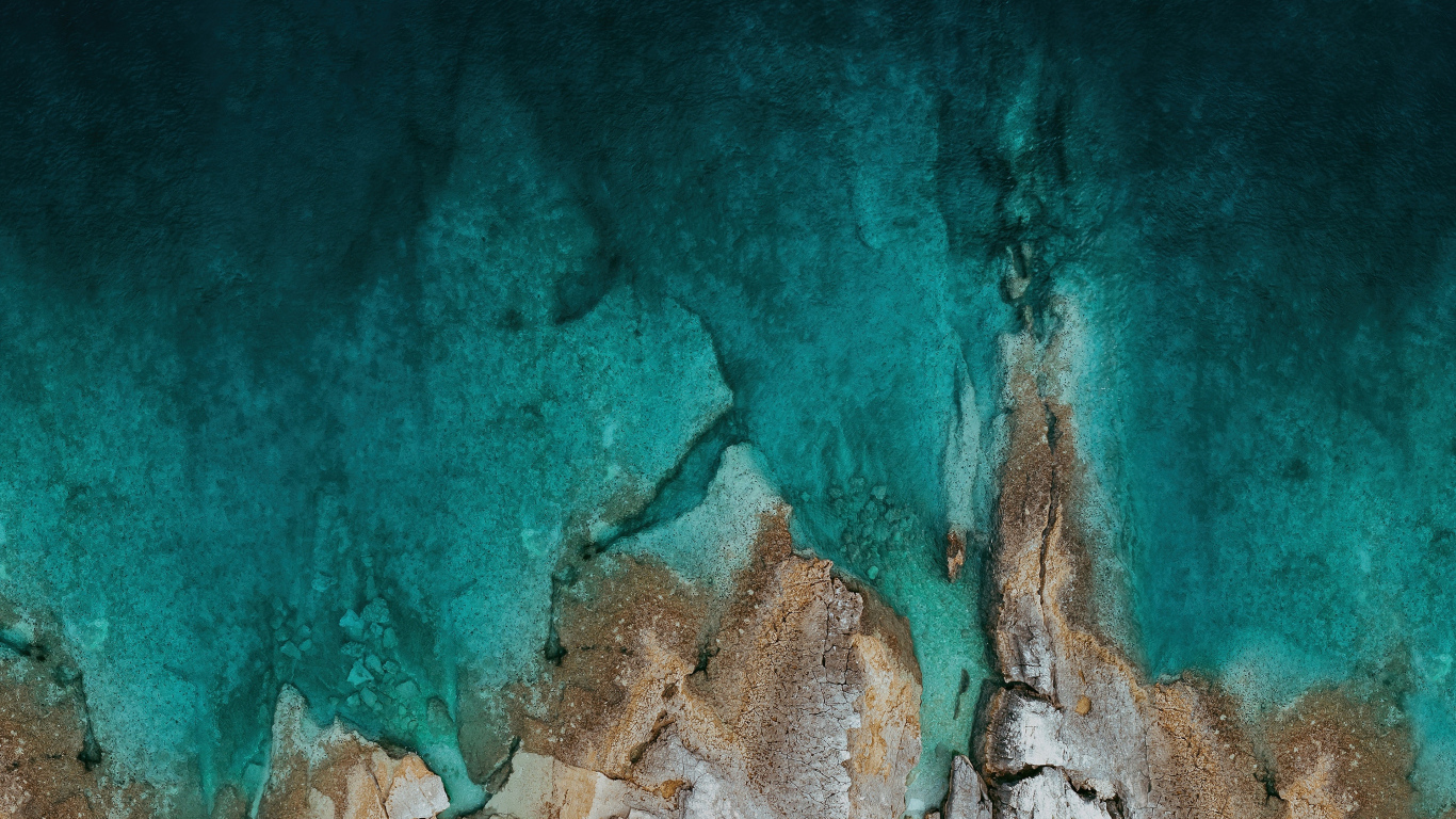 Вид сверху на дно озера