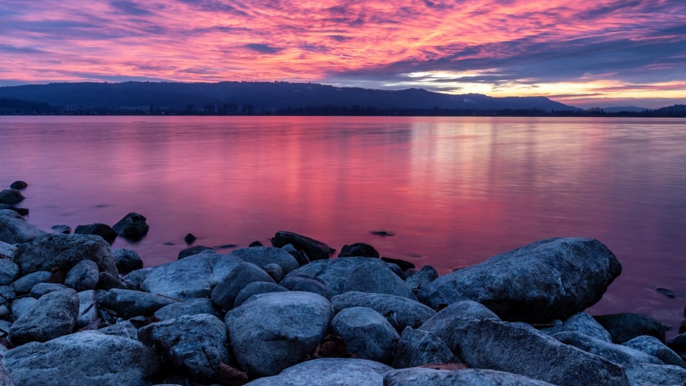 Красивый красный закат над заливом