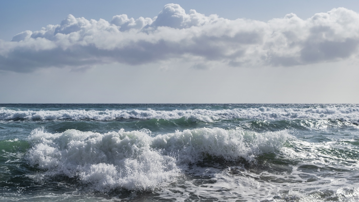 Большое белое облако над бушующим морем