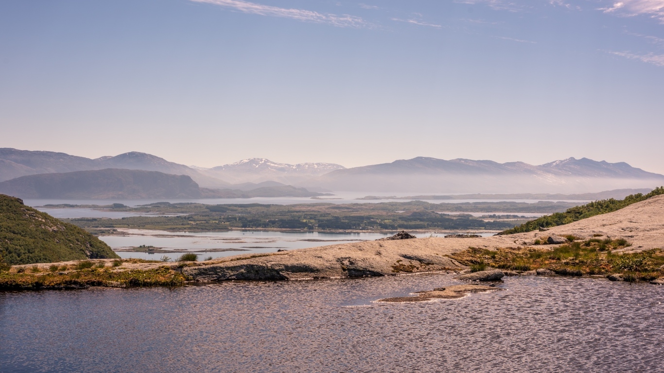 Спокойная вода в заливе под голубым небом летом