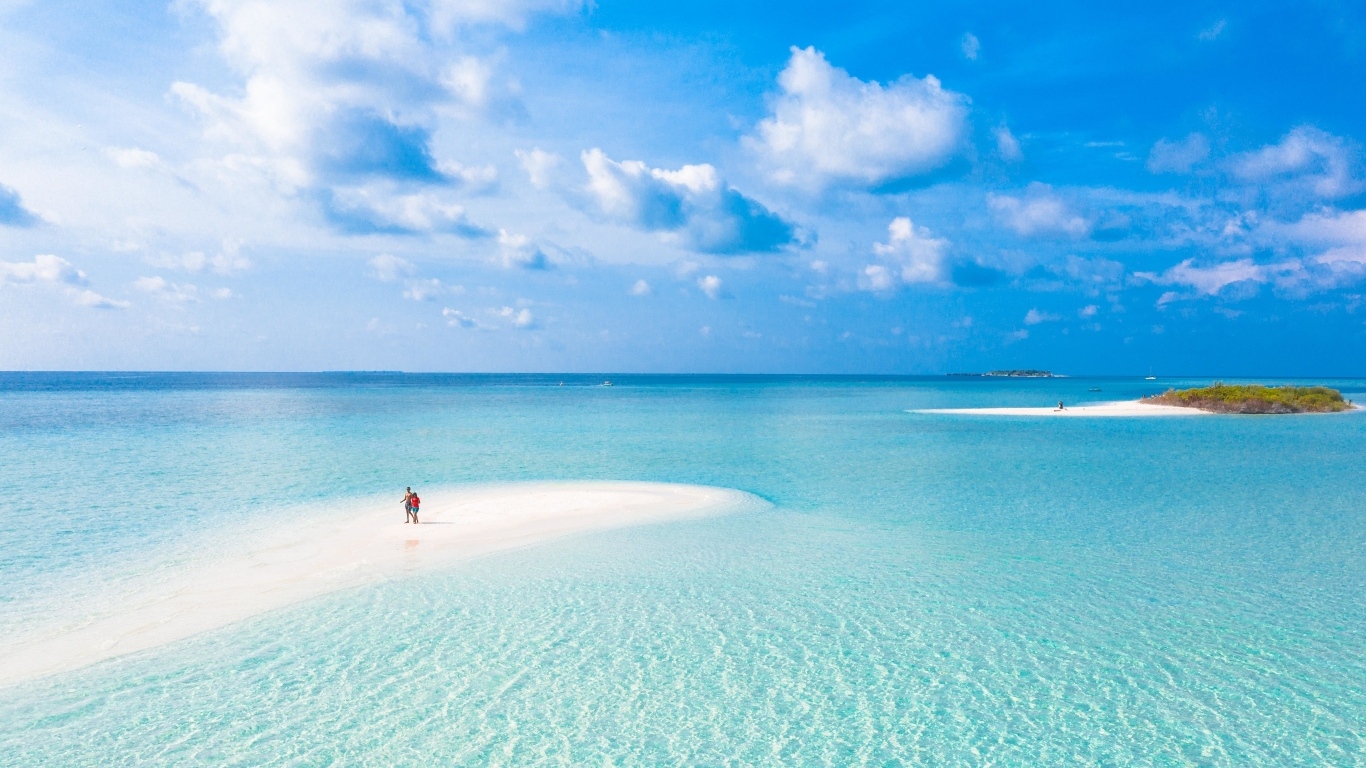 Низкое небо над голубой водой океана