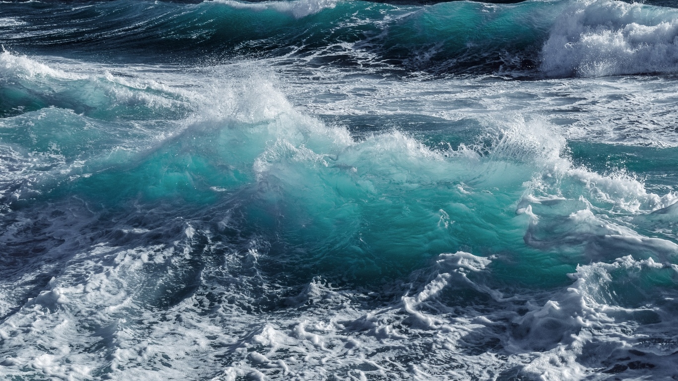 Бушующая голубая вода моря