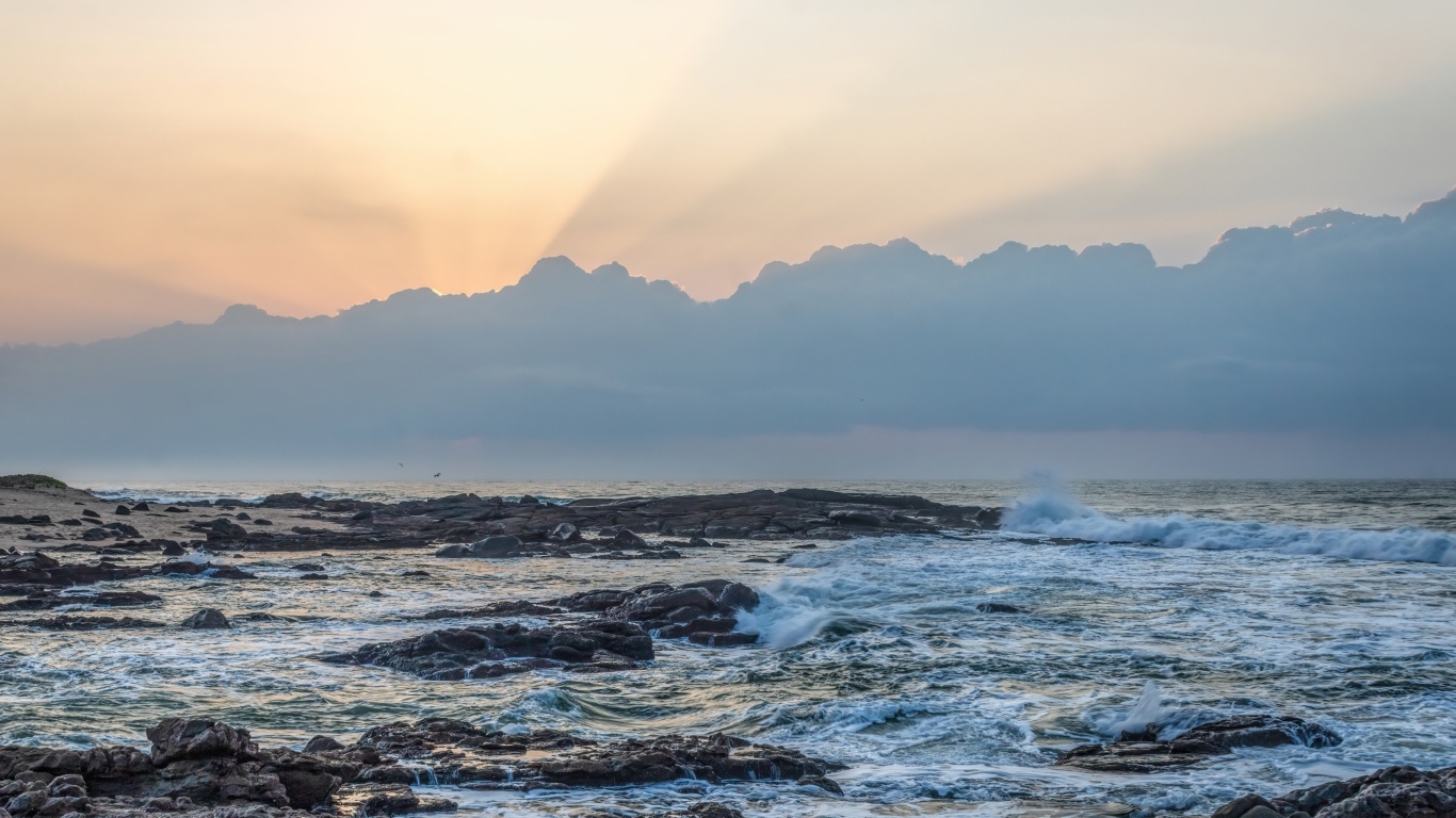 Восход солнца в облаках над морем