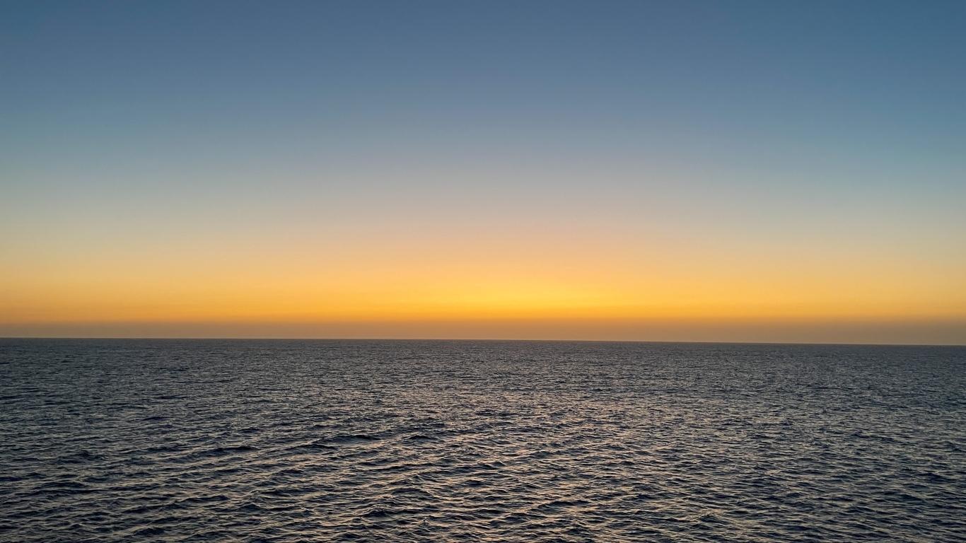 Закат солнца на горизонте над морем