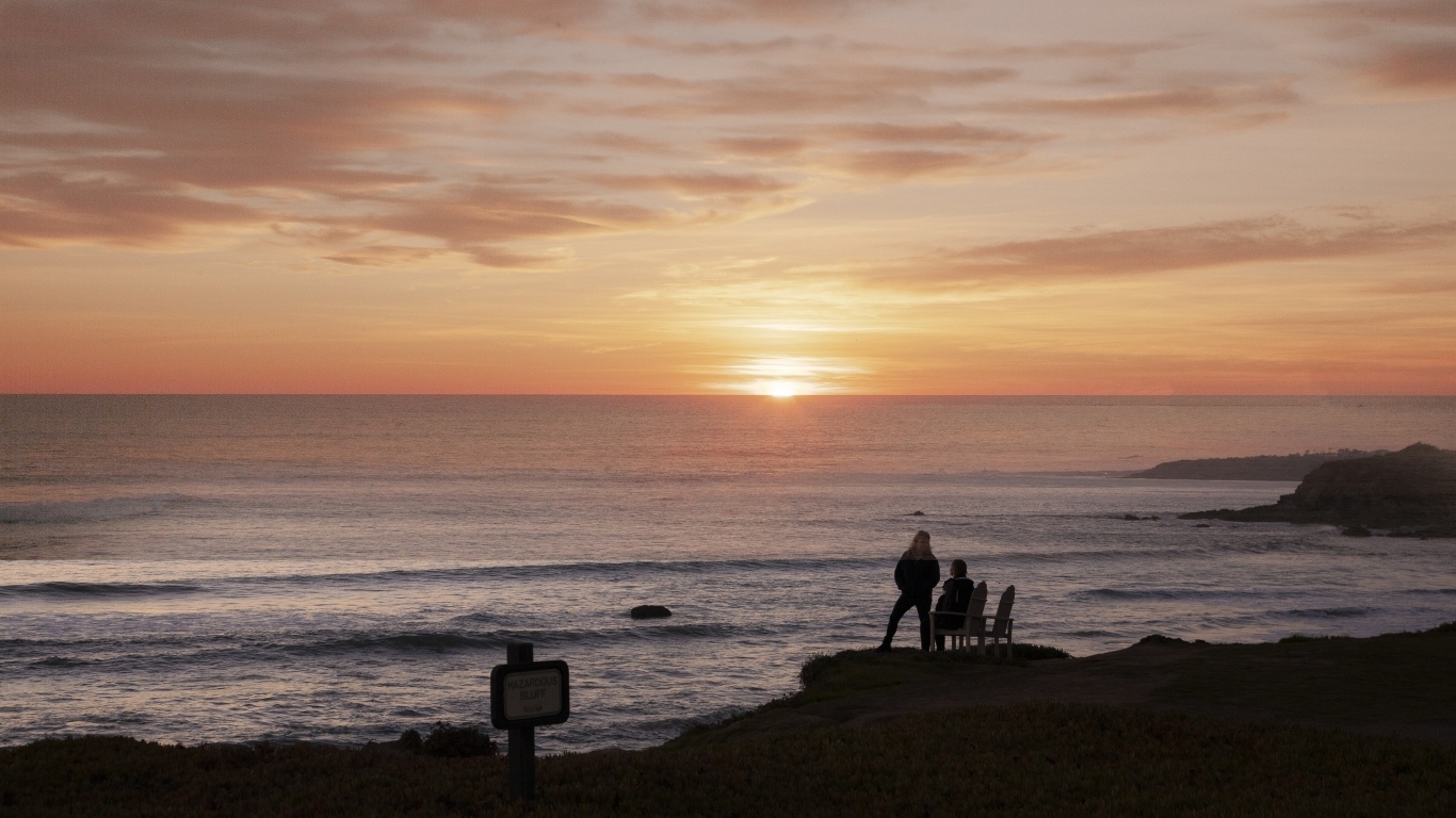 Красивый закат летнего солнца над морем