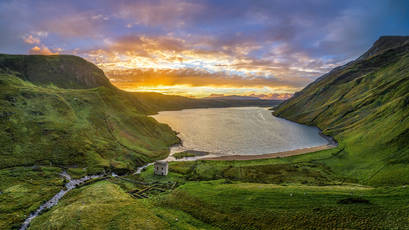 Красивый закат солнца над горным озером