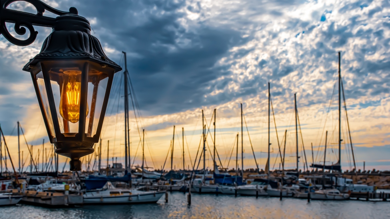 Фонарь у причала на закате