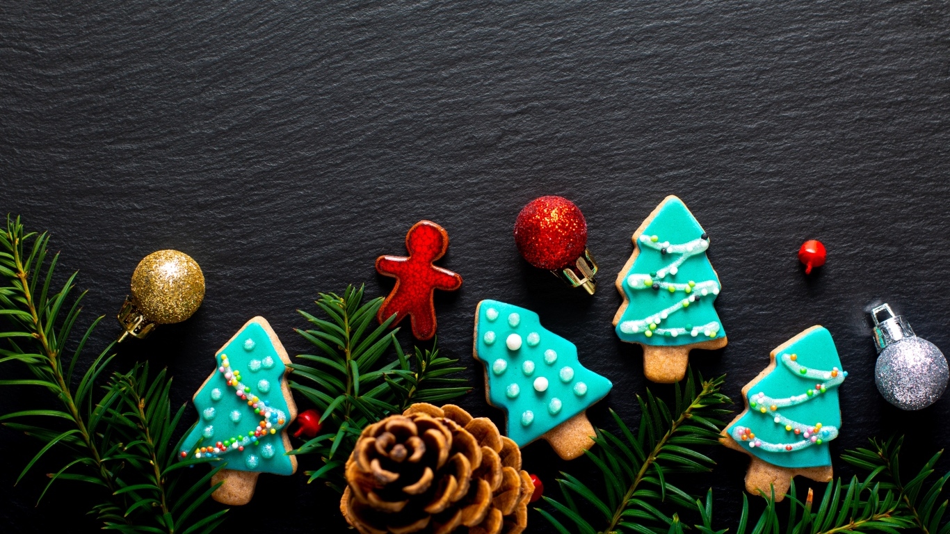 Новогоднее печенье с еловыми ветками на сером фоне