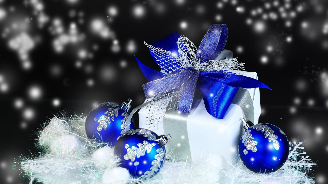 Подарок и красивые синие шарики на новый год 2024