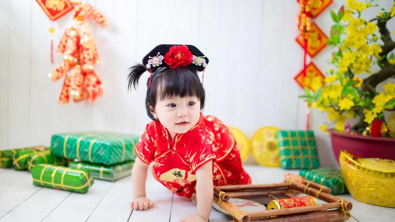 Девочка азиатка в национальном костюме