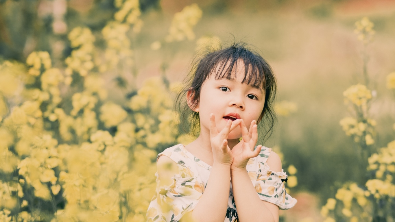 Девочка азиатка в желтых цветах