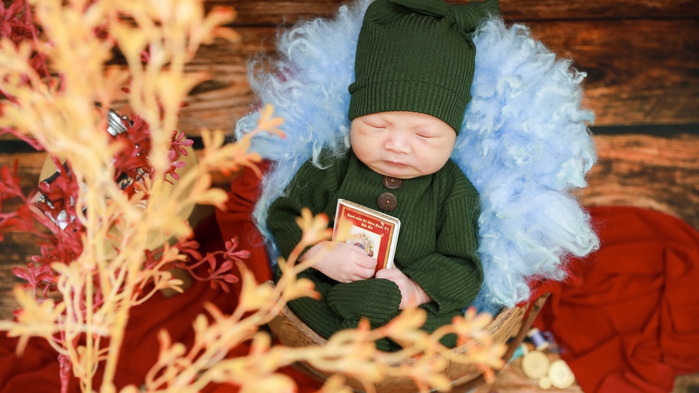 Ребенок спит в костюме с книгой