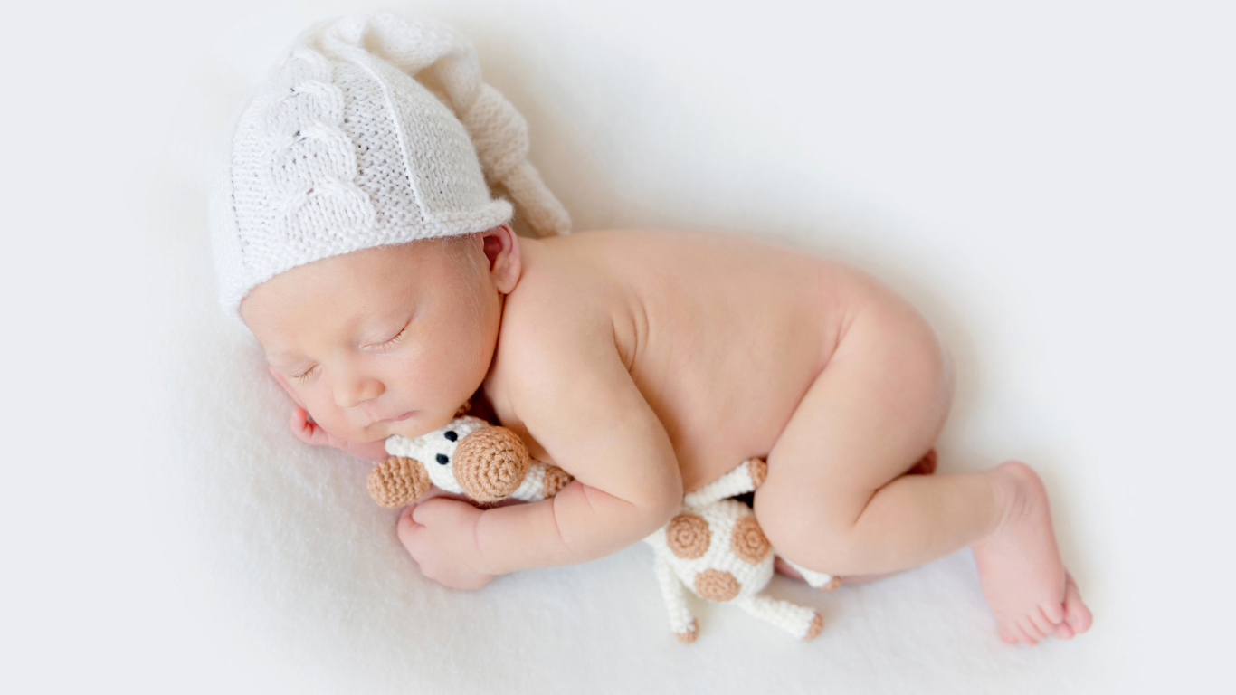 Ребенок спит с любимой игрушкой 