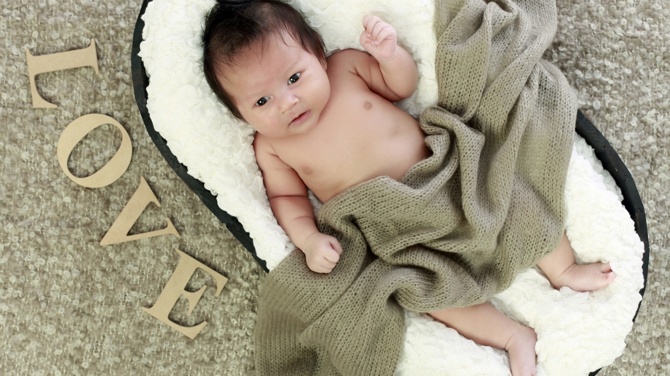 Красивый малыш с надписью любовь