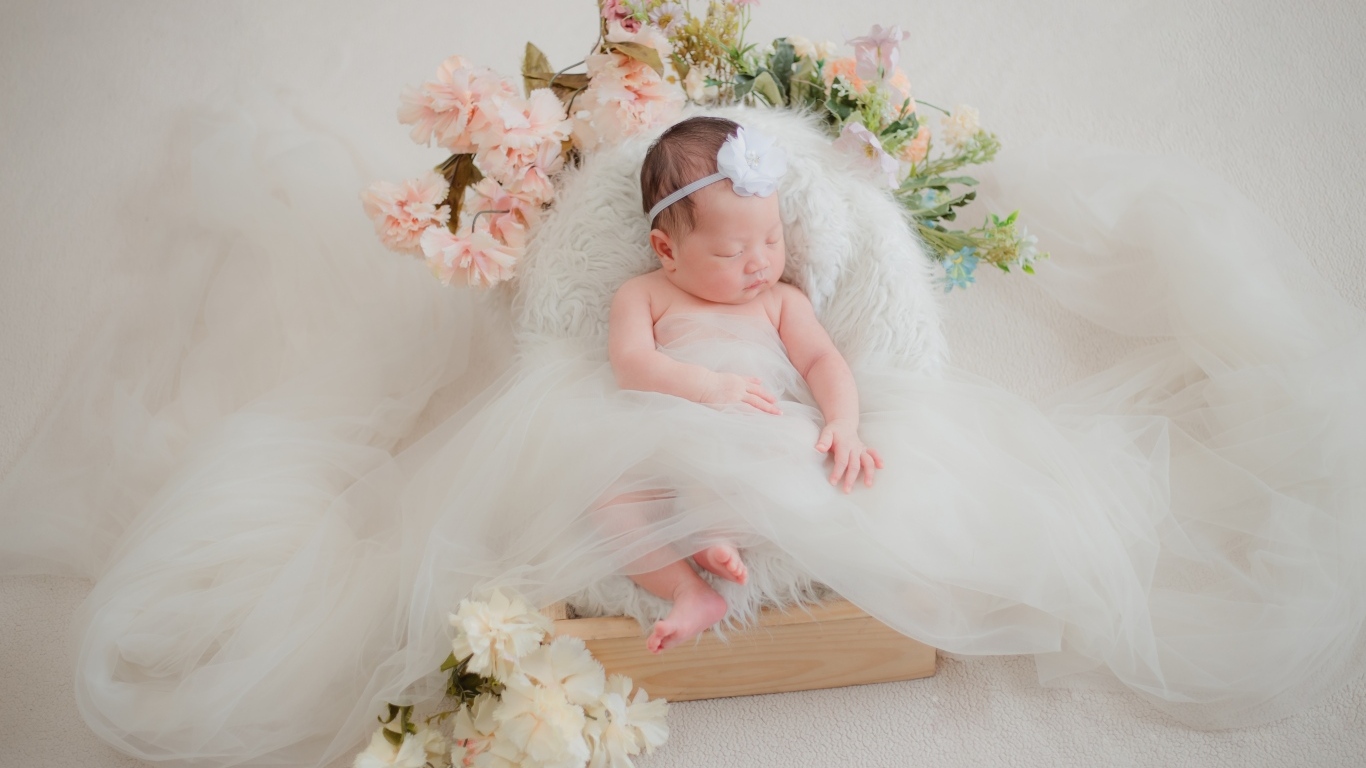 Красивая кровать с цветами для спящей красавицы