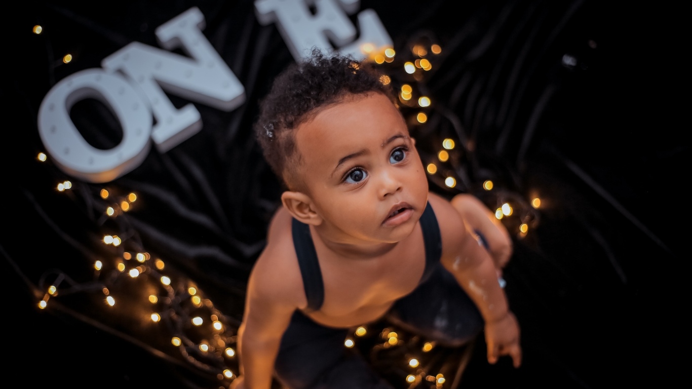 Красивый ребенок с гирляндой