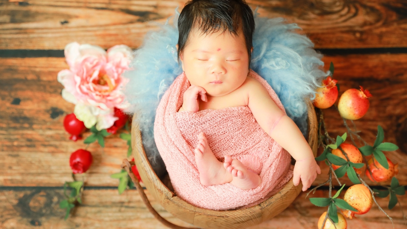 Красивый спящий ребенок с декором