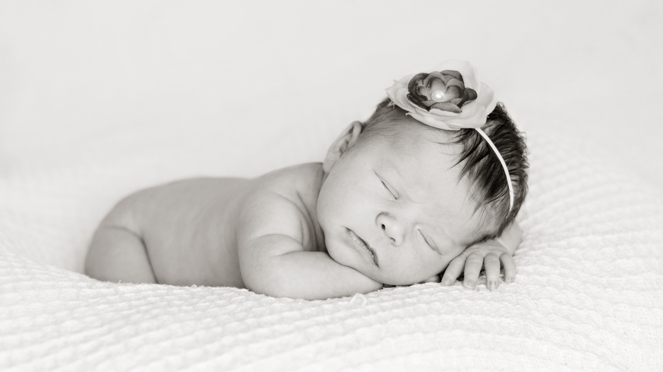 Черно белое фото спящего новорожденного ребенка