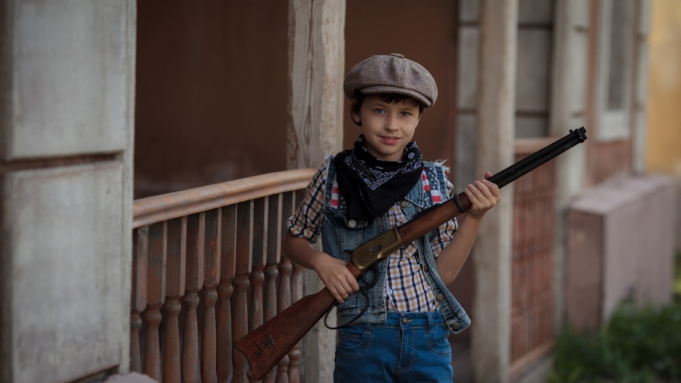 Мальчик охотник с ружьем в руках