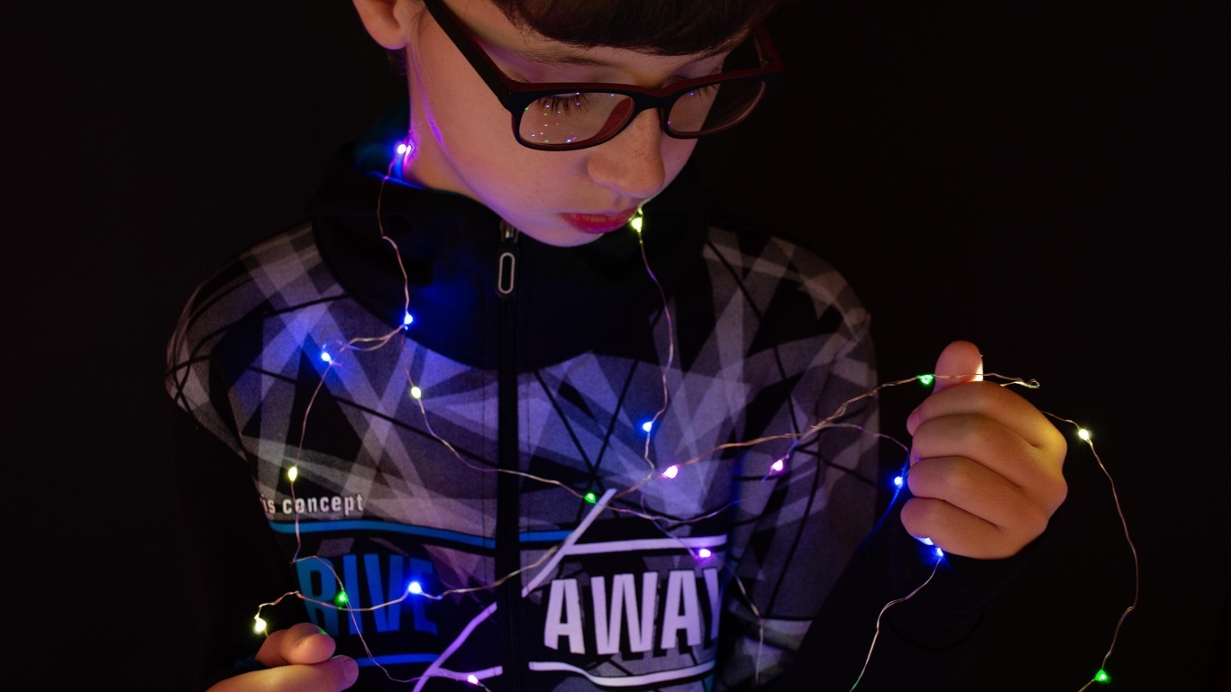 Мальчик в очках с гирляндой