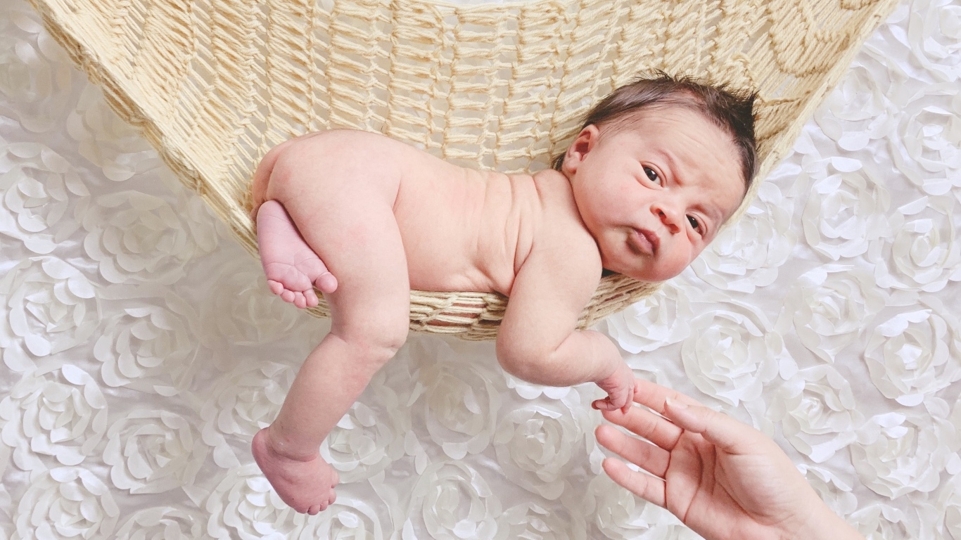 Ребенок лежит в гамаке 