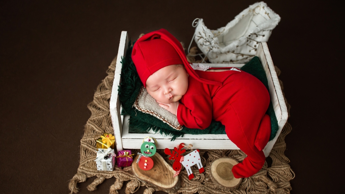 Милый ребенок в красном костюме